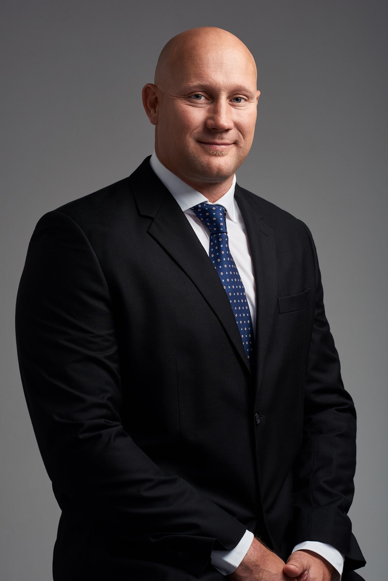 Portrait of Cpt. Van der Westhuizen shot at duzimage studio David Umberto Zappa - portrait, commercial and advertising photographer. / ritratto del capitano Van der Westhuizen scattato nello studio duzimage fotografo commerciale, pubblicitario, ritrattista ed editoriale David Umberto Zappa, su sfondo neutro grigio.
