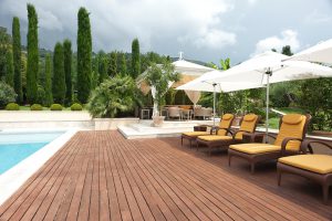 piscina e lettini sole di casa privata