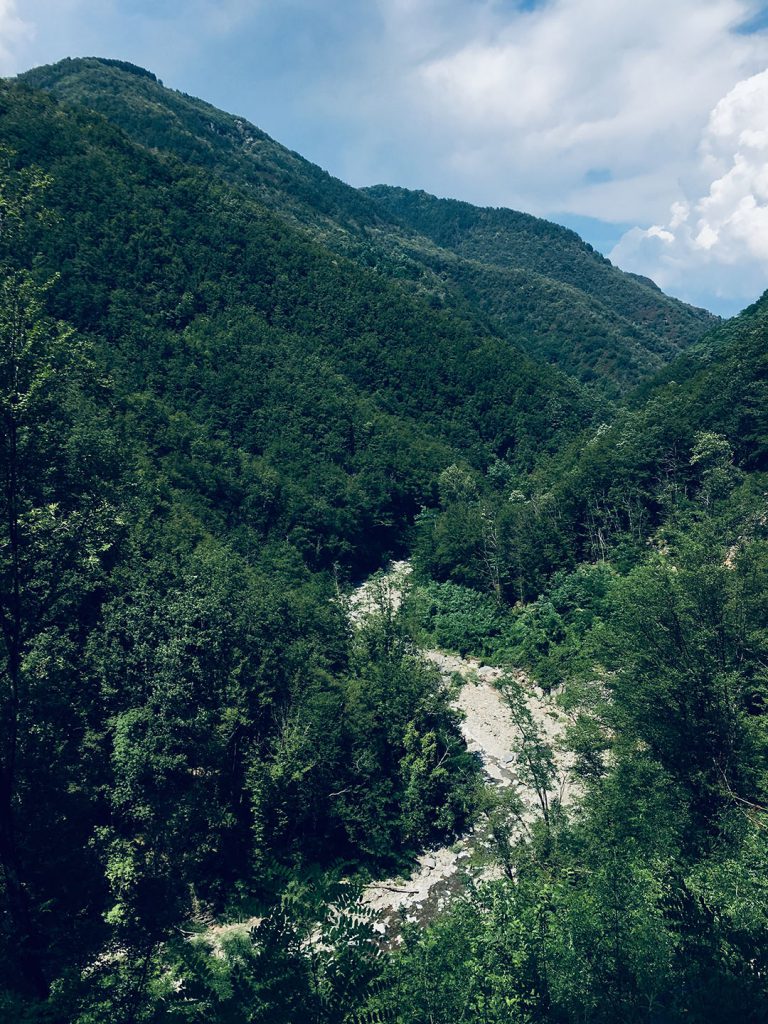 Vista lunga lo strada tra Parana e Mulazzo del fiume in secca. Foto per Location Scouting Italia