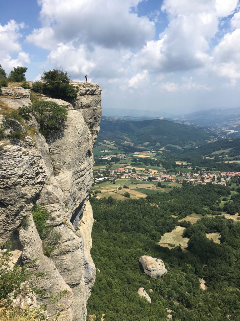 Uomo si affaccia da una roccia sulla cima della Pietra di Bismantova - foto LocationScoutingItalia