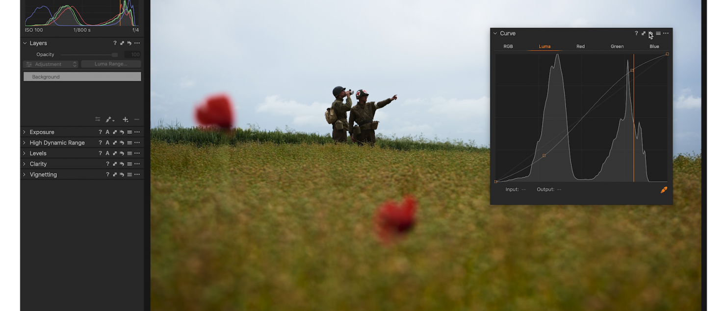 schermata di Capture One Pro con pannello LUMA aperto su immagine. Due soldati in un campo