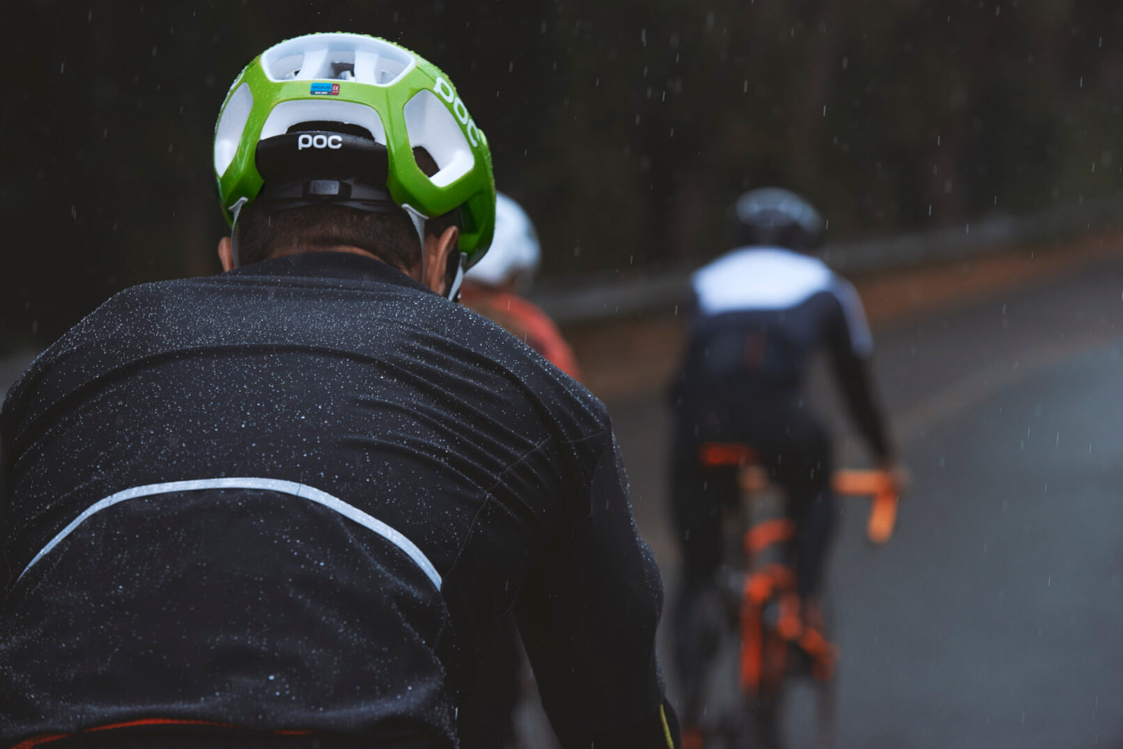 fotografia di ciclista ripreso dalle spalle sotto la pioggia. fotografo sportivo duzimage di David Umberto Zappa, fotografo La Spezia