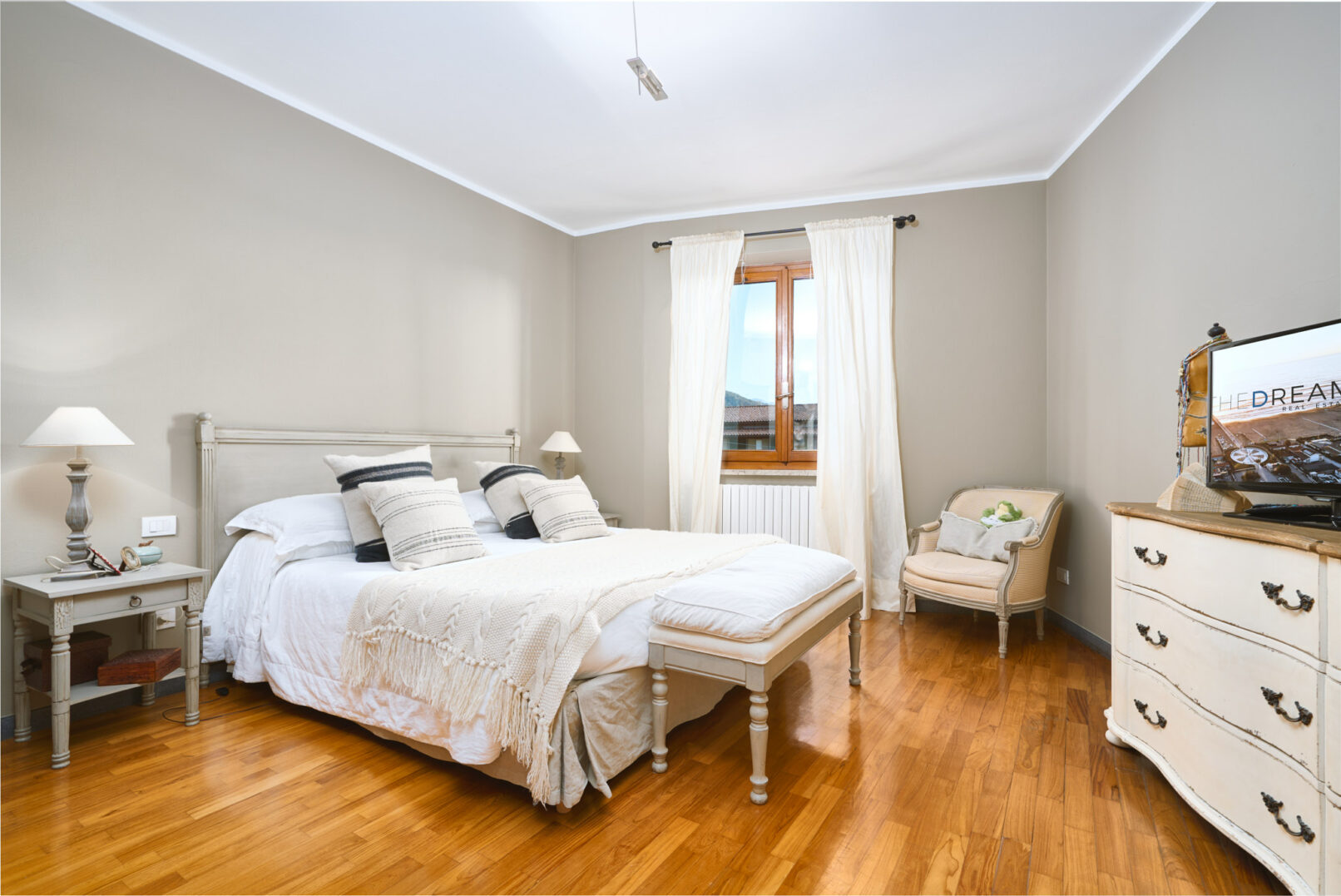 foto immobiliare, camera da letto realizzata dal fotografo immobiliare duzimage per agenzia Forte dei Marmi TheDreamRe