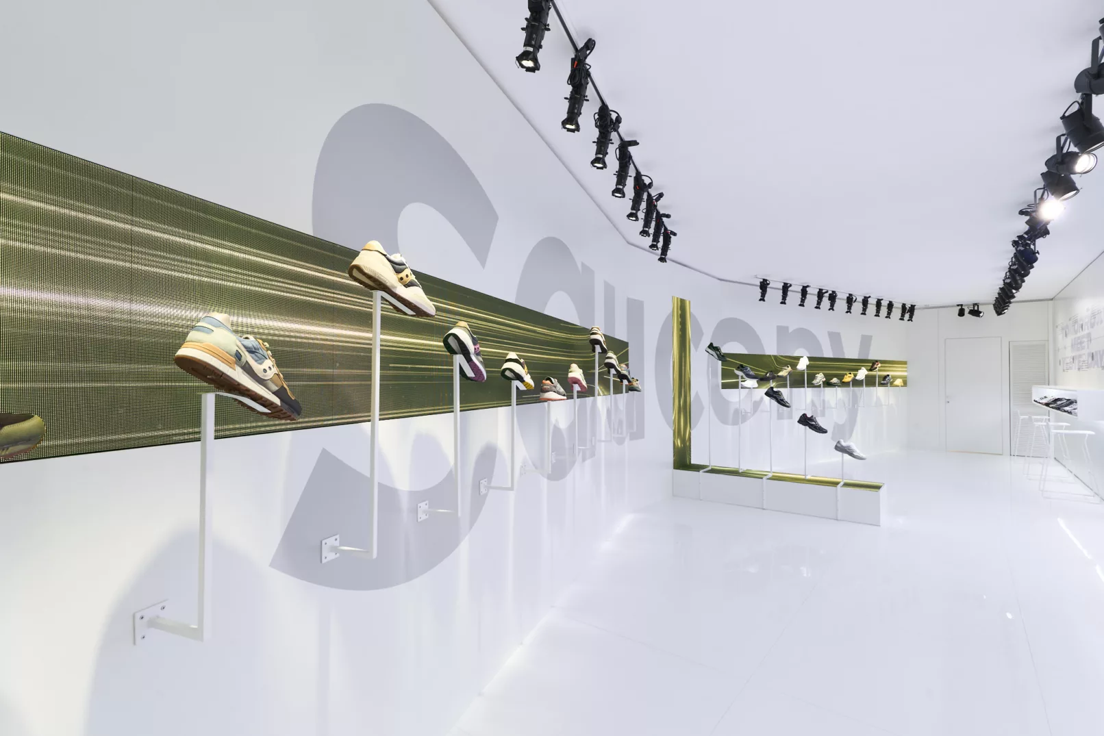 interno di una sala espositiva a Pitti Uomo 2024 con video proiezione ed allestimento scarpe da ginnastica Saucony. Direzione creativa e fotografia di interni duzimage, fotografo commerciale a La Spezia