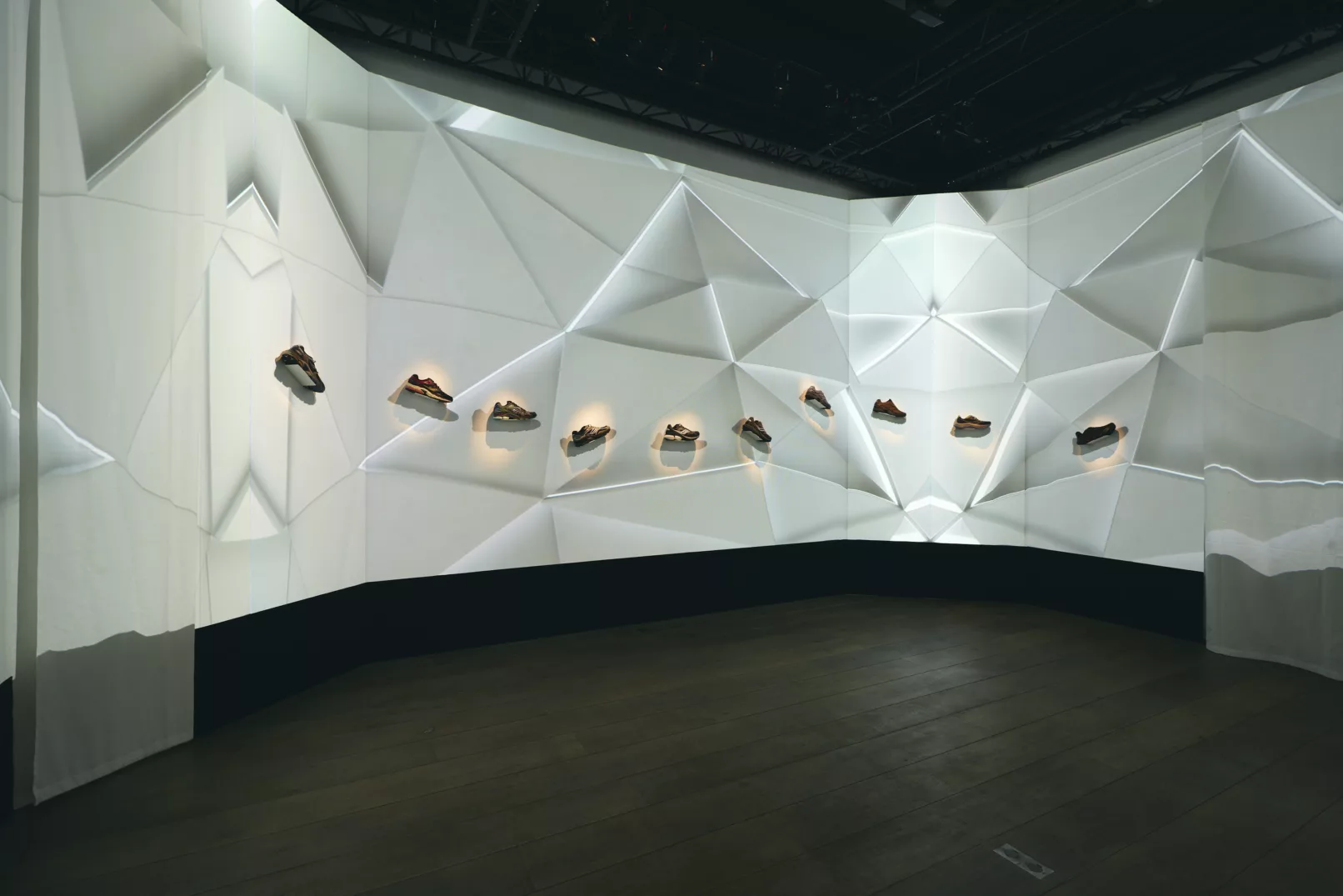 Saucony PFW2024 interno di una sala espositiva di Parigi con video proiezione ed allestimento scarpe da ginnastica Saucony. Direzione creativa duzimage, fotografo commerciale a La Spezia