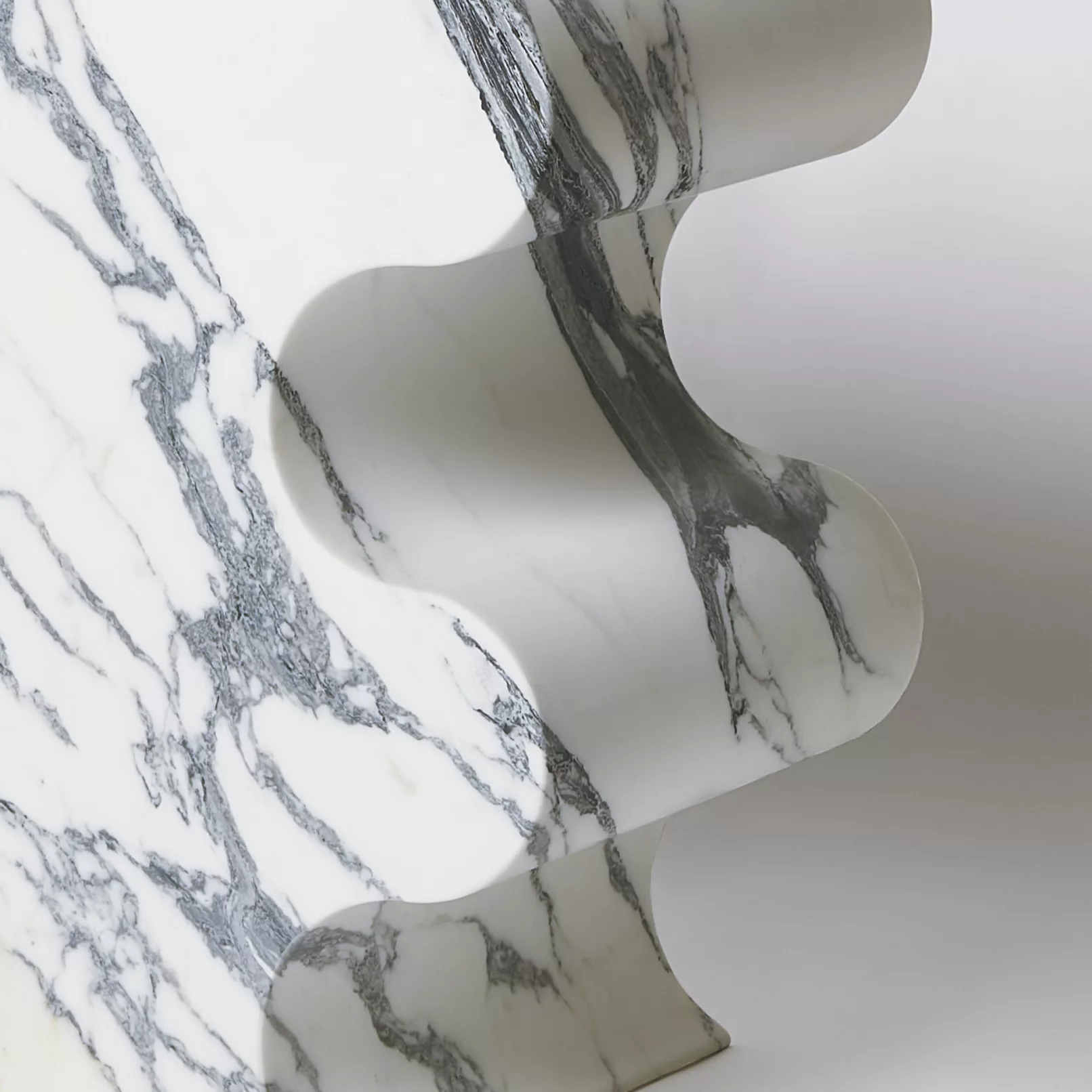 scultura in marmo paonazzo a forma di onde, realizzata dal designer Pietro Franceschini e fotografata da duzimage, fotografo commerciale a La Spezia