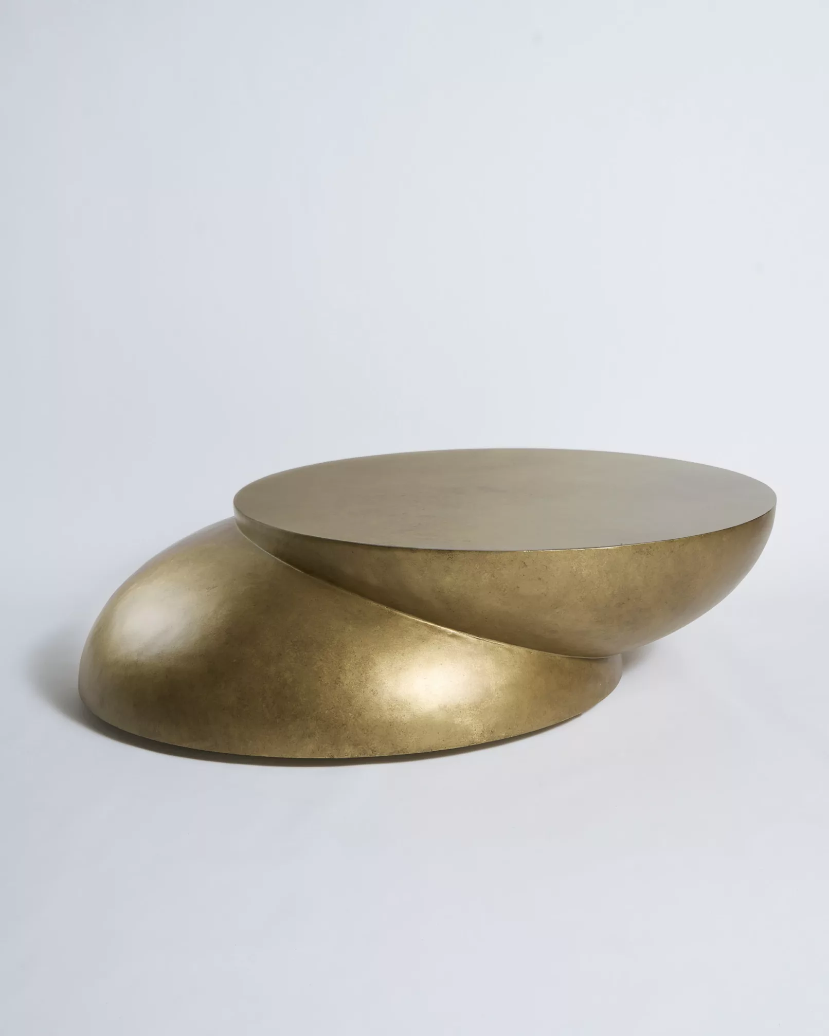coffee table di design color oro antico (sfera tagliata a metà e sovrapposta), realizzato dal designer Pietro Franceschini e fotografata da duzimage, fotografo commerciale a La Spezia
