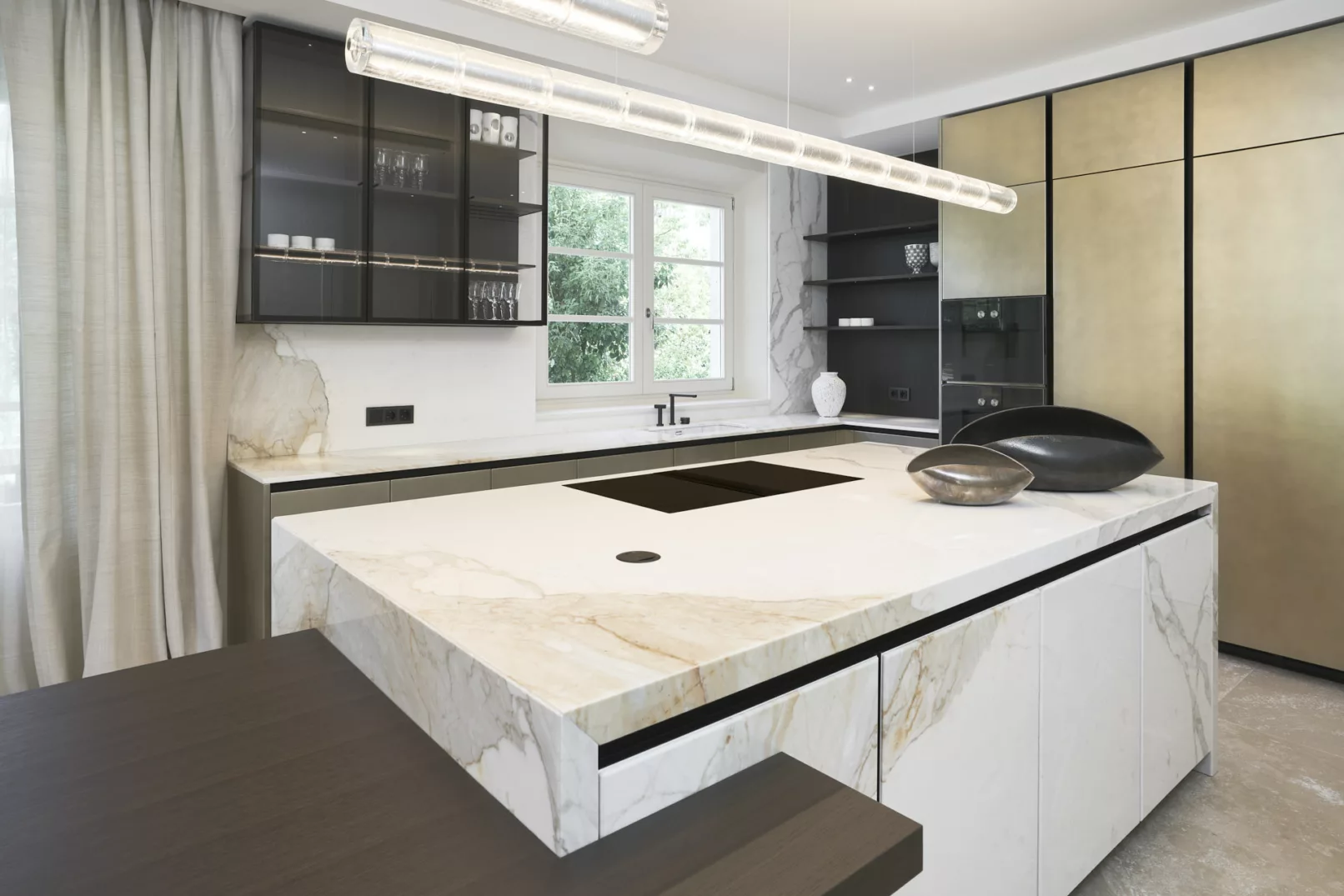 cucina moderna di design in marmo di Carrara realizzata dallo studio InterniNow e fotografata da duzimage, fotografo commerciale di La Spezia.